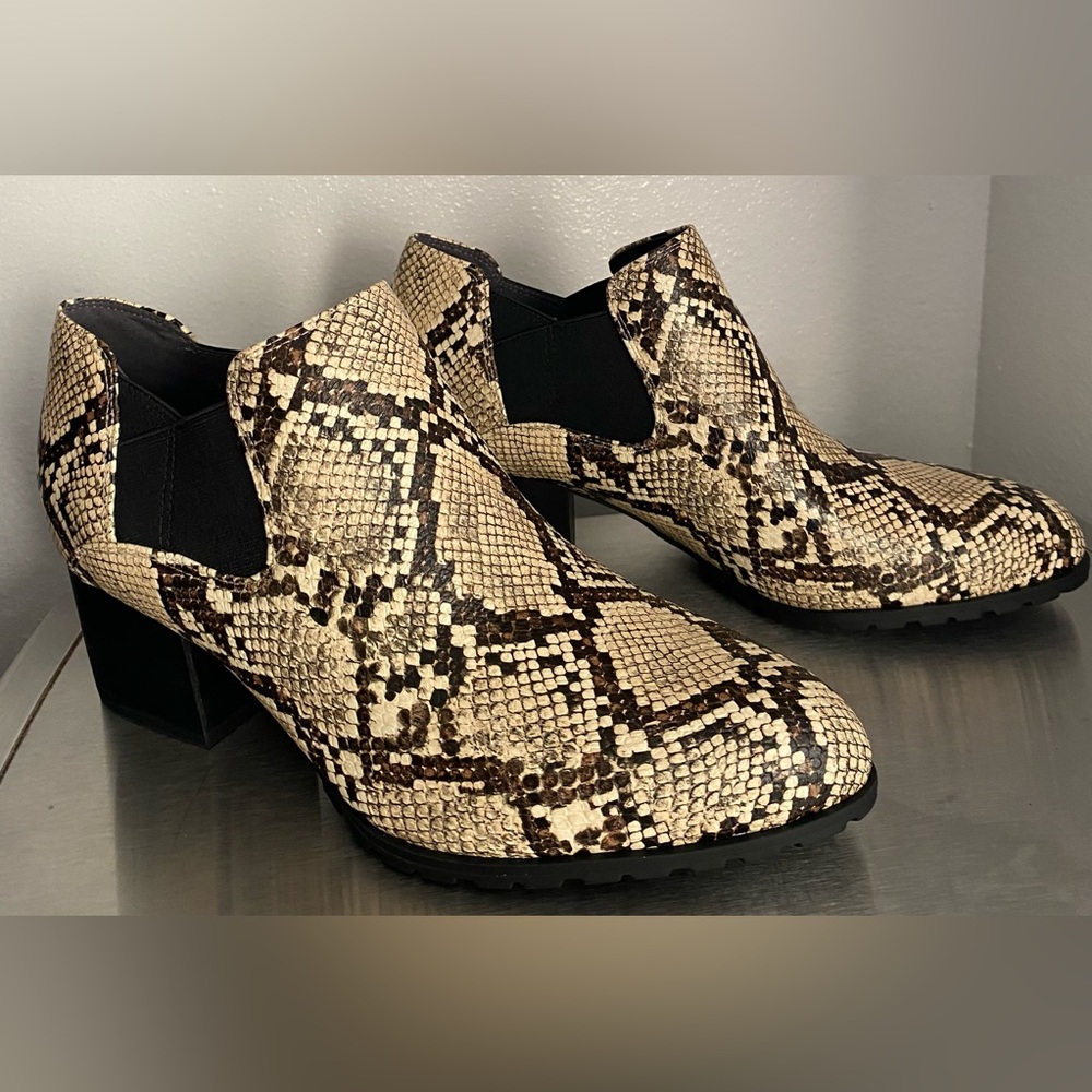 NWT-WOMENS VIONIC SNAKE DESIGN ANKLE BOOTIE 8-1/2 WIDE - Picture 7 of 15